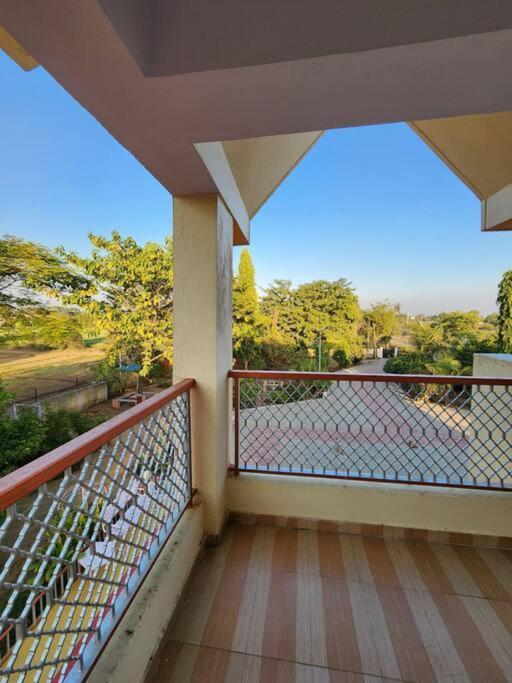 Farmhouse Close To Nature - Kesari Farm Gandhinagar Exterior photo
